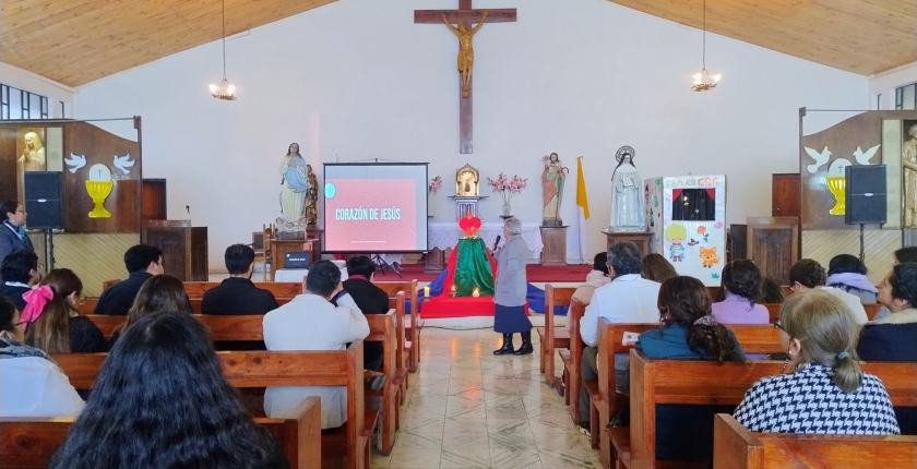 Realizan tercera sesión del Plan de Competencias Profesionales para los funcionarios/as del colegio abordando el Sagrado Corazón de Jesús